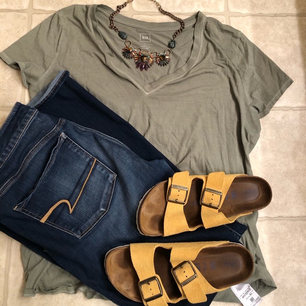 EUC Gap olive green tee